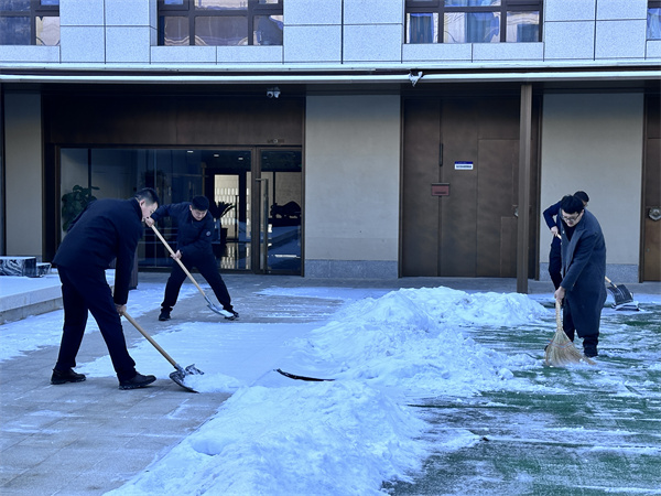 1767578080999338ER2G.jpg 扫雪照片.jpg