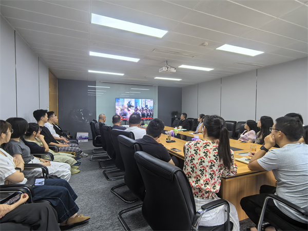 1767579185951898Q9Sf.jpg 中蓉圣泰公司大会议室观看9.3阅兵(1).jpg